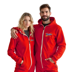Ein Mann und eine Frau stehen nebeneinander. Beide tragen leuchtend rote Daim-Onesies mit Kapuze und Reißverschluss. Das Daim-Logo ist auf der Brust zu sehen. Der Mann legt den Arm um die Frau.